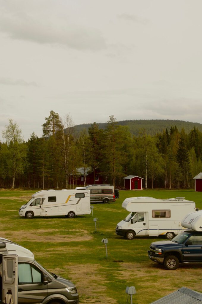 Wohnmobile und Wohnwagen auf der Wiese – Camping Renvallen, Arvidsjaur