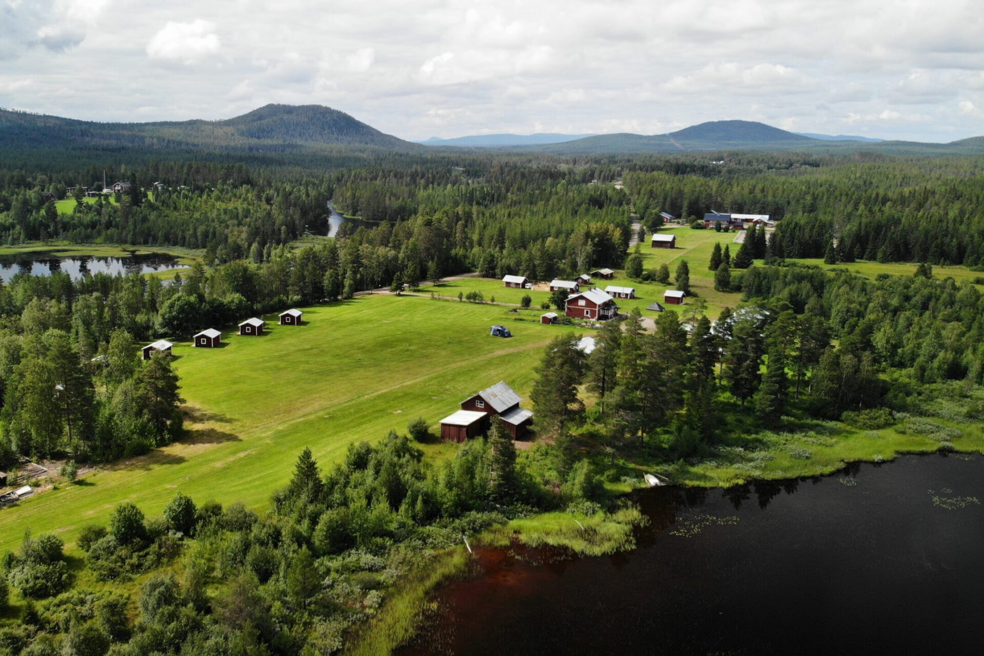 Luftaufnahme des Campingplatzes am See im Sommer – Camping Renvallen, Arvidsjaur